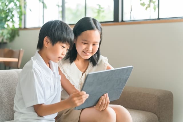 パソコンを触る小学生