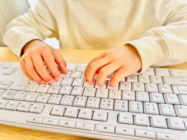 キーボードを触る子ども