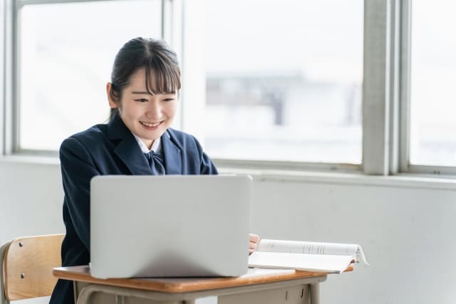 パソコンを見る高校生