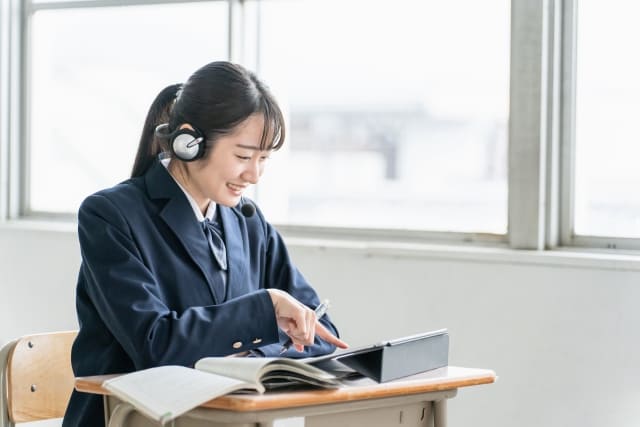 タブレットで勉強している高校生