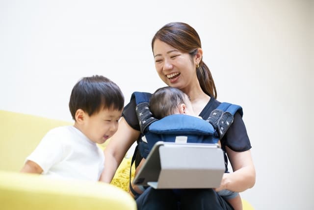 パソコンを見る親子