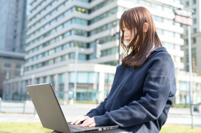 パソコンを触る女子高生