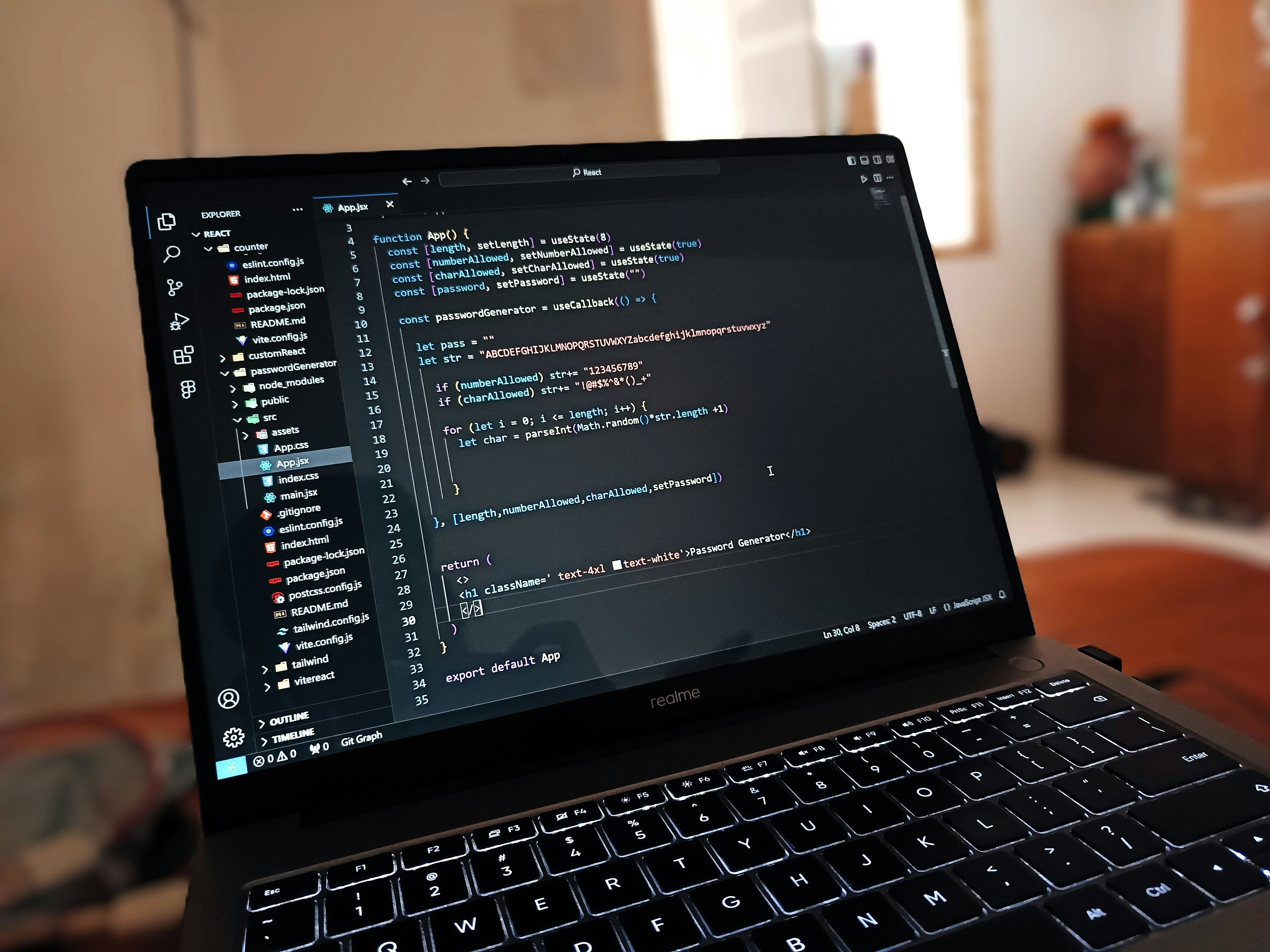 木製の机の上に置かれたノートパソコン