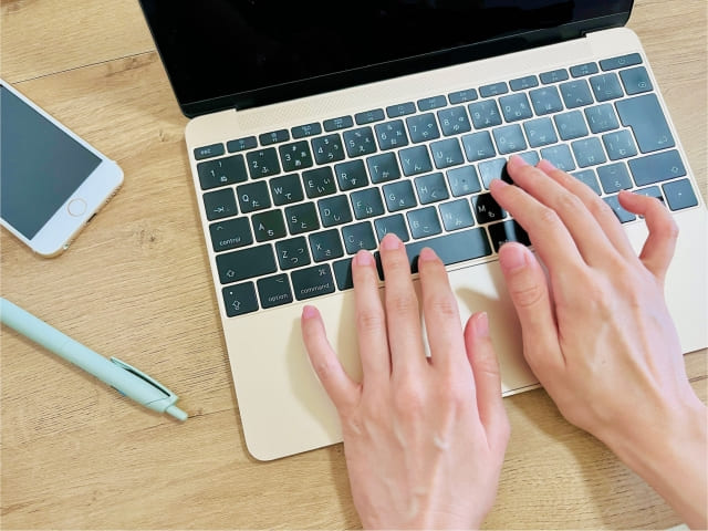 パソコンを触っている