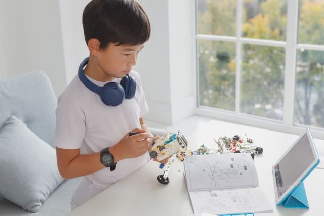 ロボットを作っている子ども